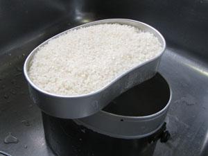 中蓋に米を一杯に入れると２合です